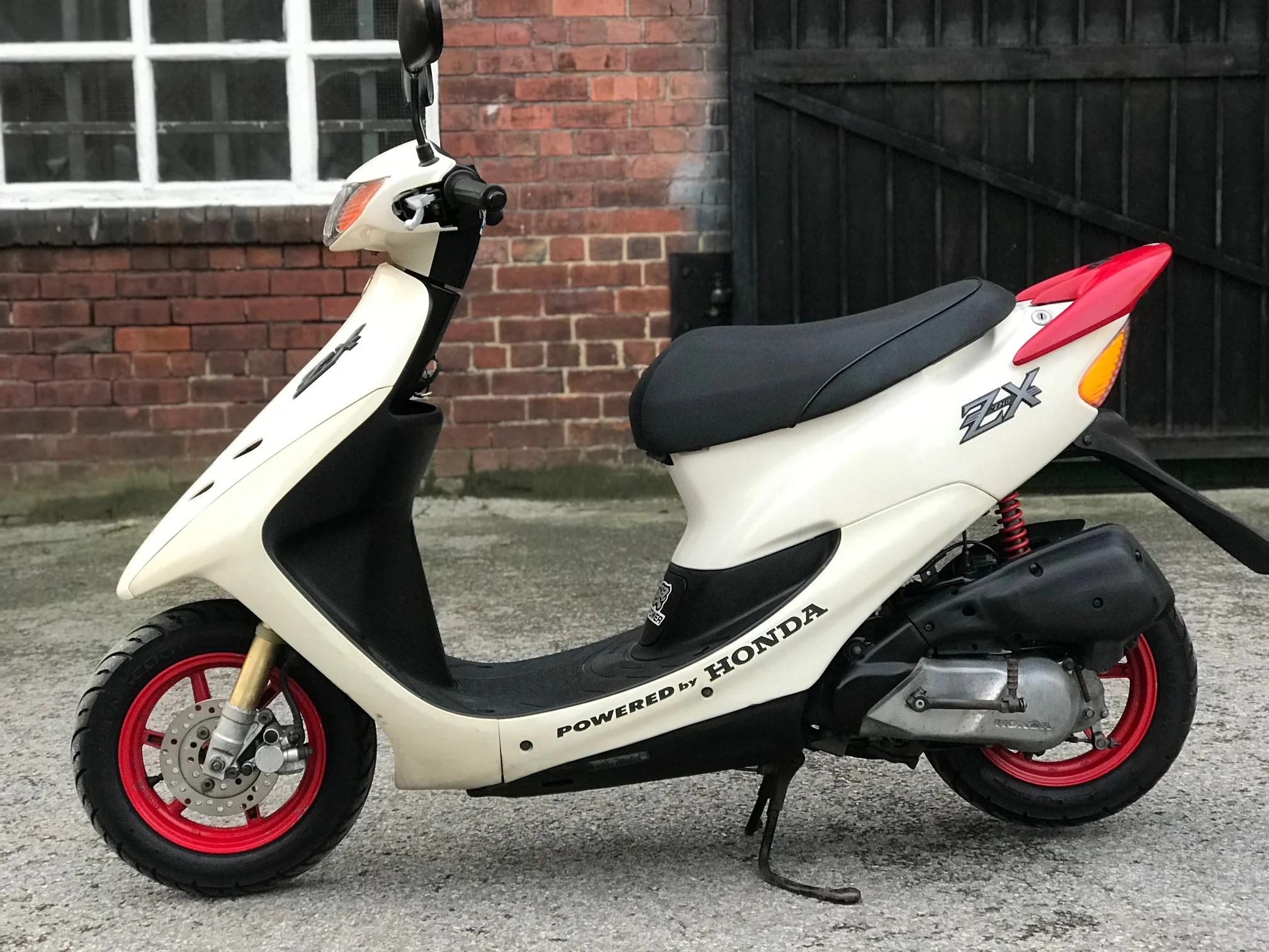 1998 Honda Dio 50ZX 50th Anniversary Limited Edition £1,550 1998 Honda Dio 50ZX 50th Anniversary Limited Edition £1,550